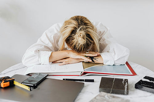 Je m’ennuie au travail : quand l’hypersensibilité des HPI tourne à la perte de sens