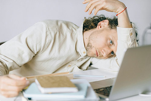Je m’ennuie au travail : quand l’hypersensibilité des HPI tourne à la perte de sens